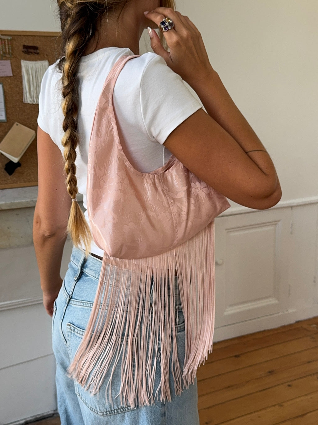 Sac upcyclé satiné rose clair et franges