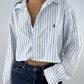 Chemise upcyclée dos nu blanche à rayures bleues