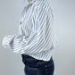 Chemise upcyclée dos nu blanche à rayures bleues
