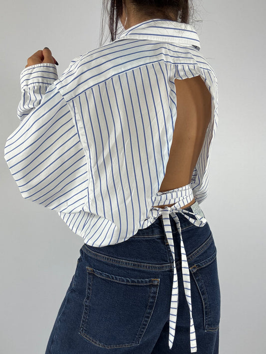 Chemise upcyclée dos nu blanche à rayures bleues