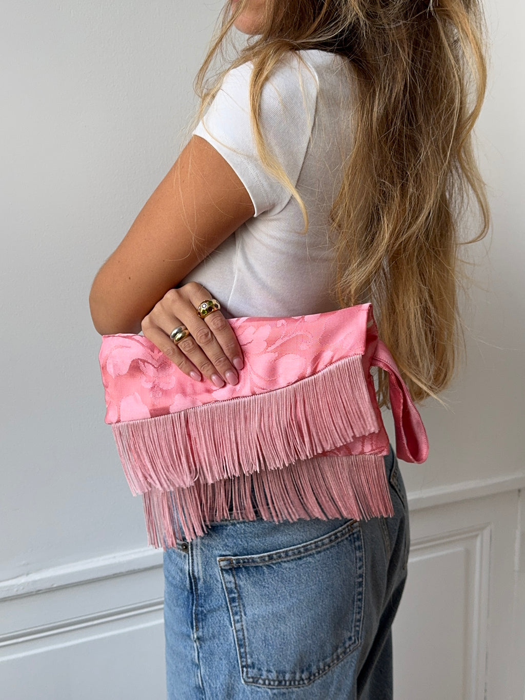 Pochette upcyclée satinée rose et franges