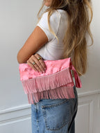 Pochette upcyclée satinée rose et franges