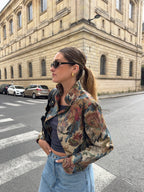 Veste courte upcyclée à motifs vintage