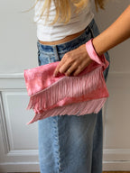 Pochette upcyclée satinée rose et franges