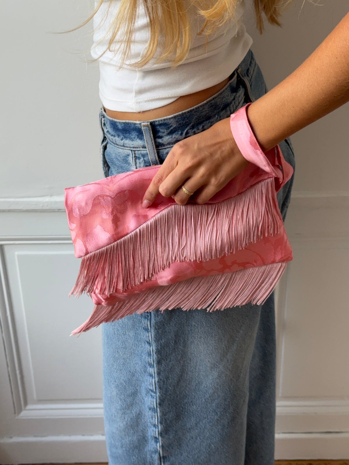 Pochette upcyclée satinée rose et franges