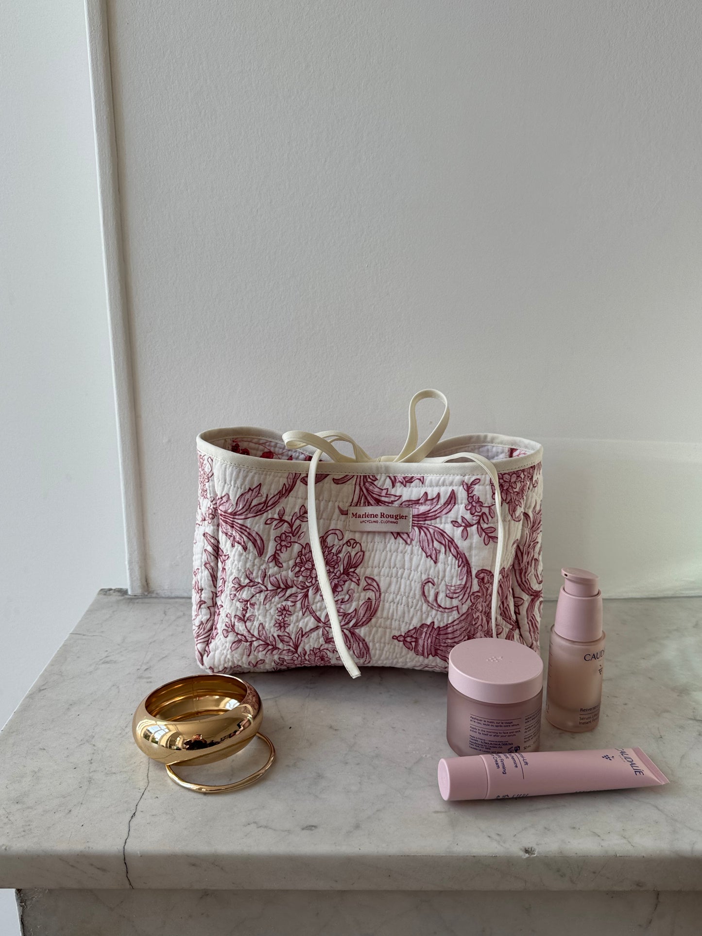 Trousse upcyclée matelassée blanche à motifs