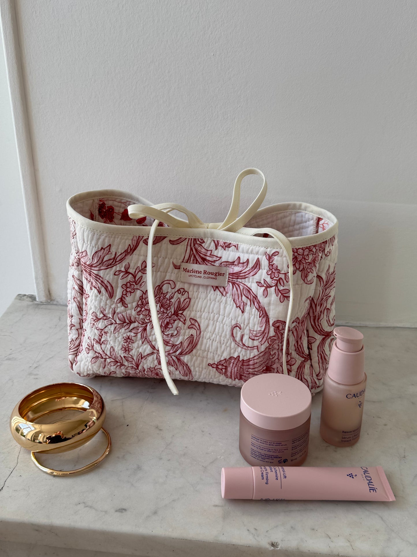 Trousse upcyclée matelassée blanche à motifs