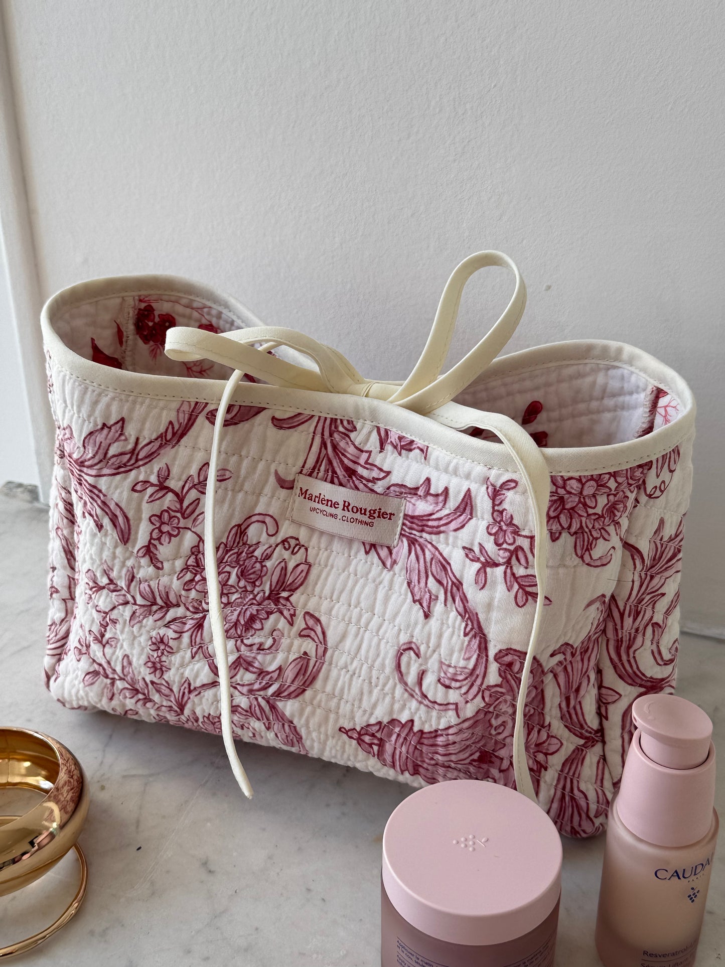 Trousse upcyclée matelassée blanche à motifs
