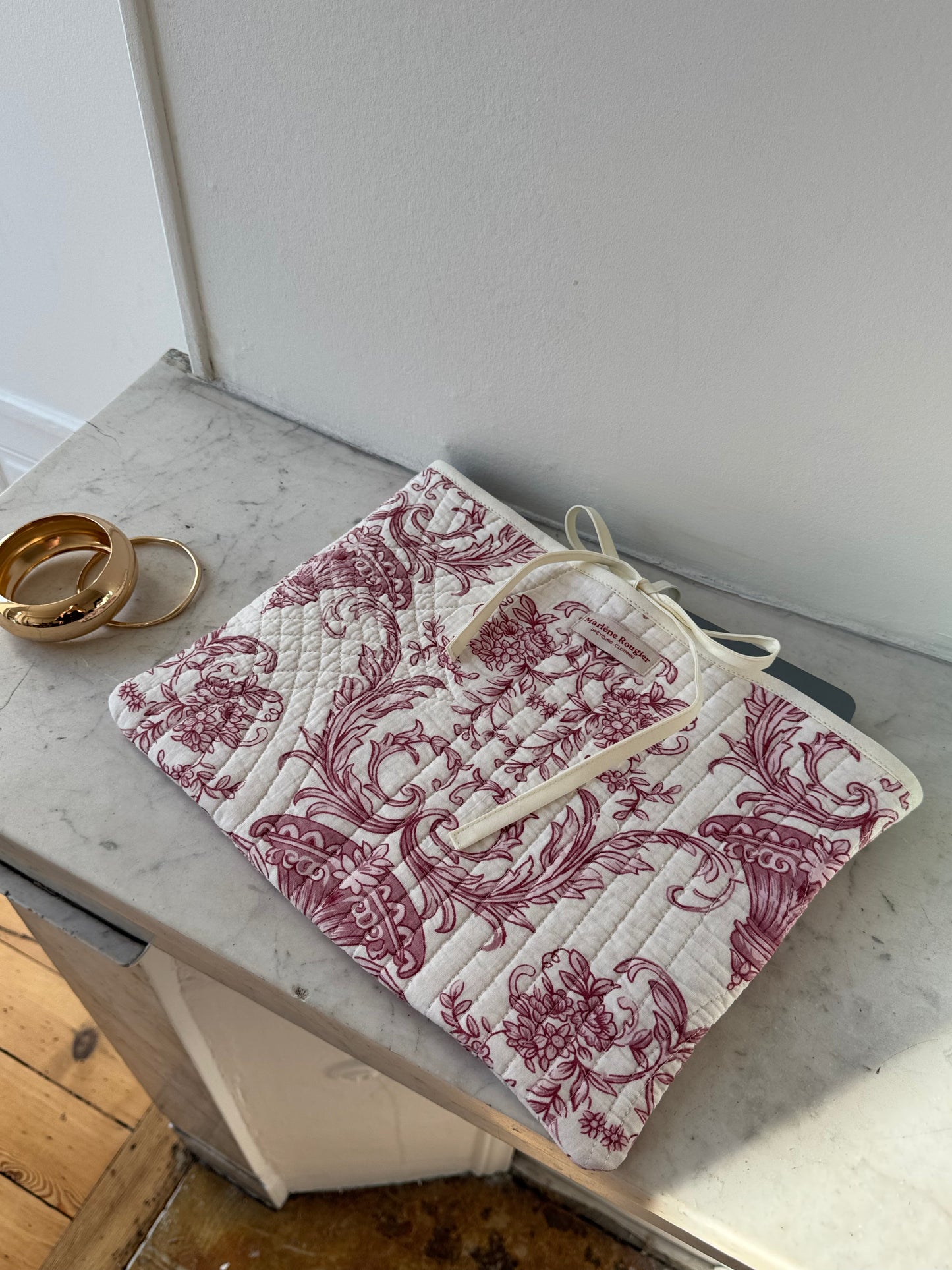 Pochette upcyclée matelassée blanche à motifs