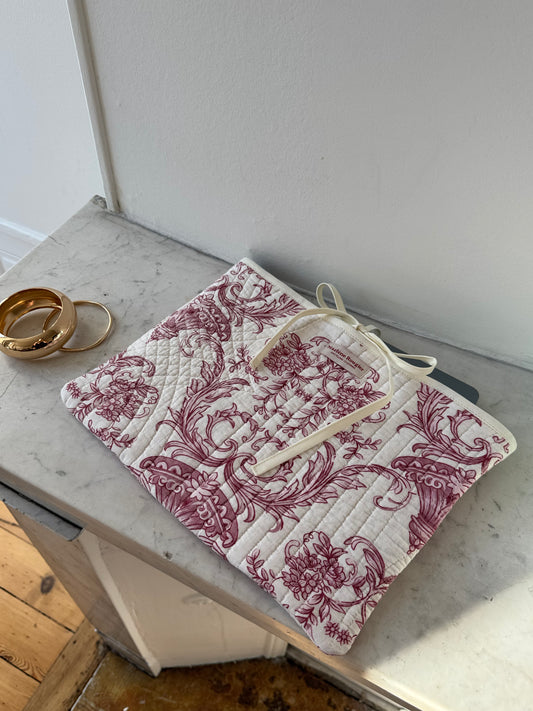 Pochette upcyclée matelassée blanche à motifs