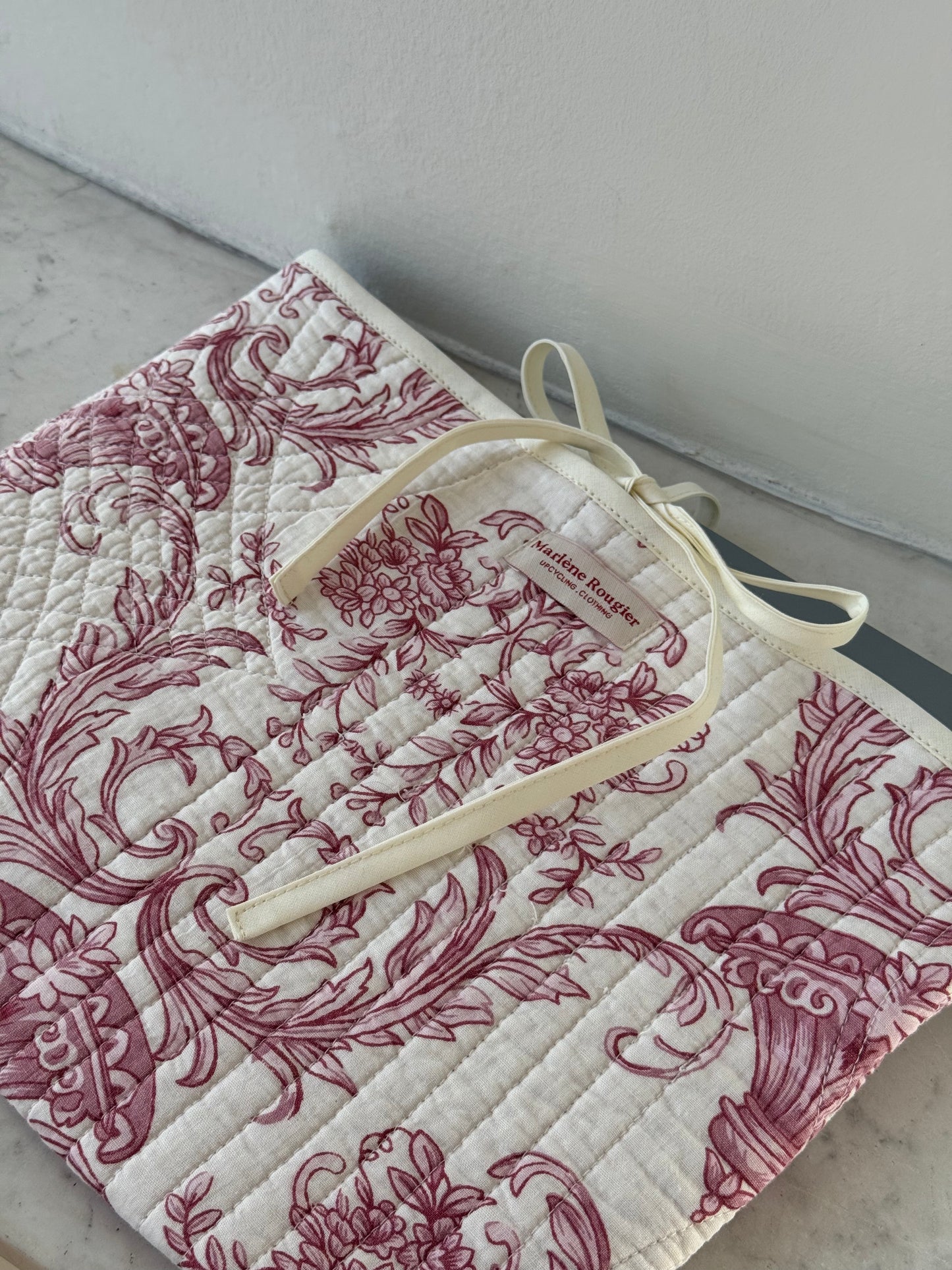 Pochette upcyclée matelassée blanche à motifs