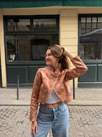 Veste courte upcyclée satinée cuivrée à motifs vintage