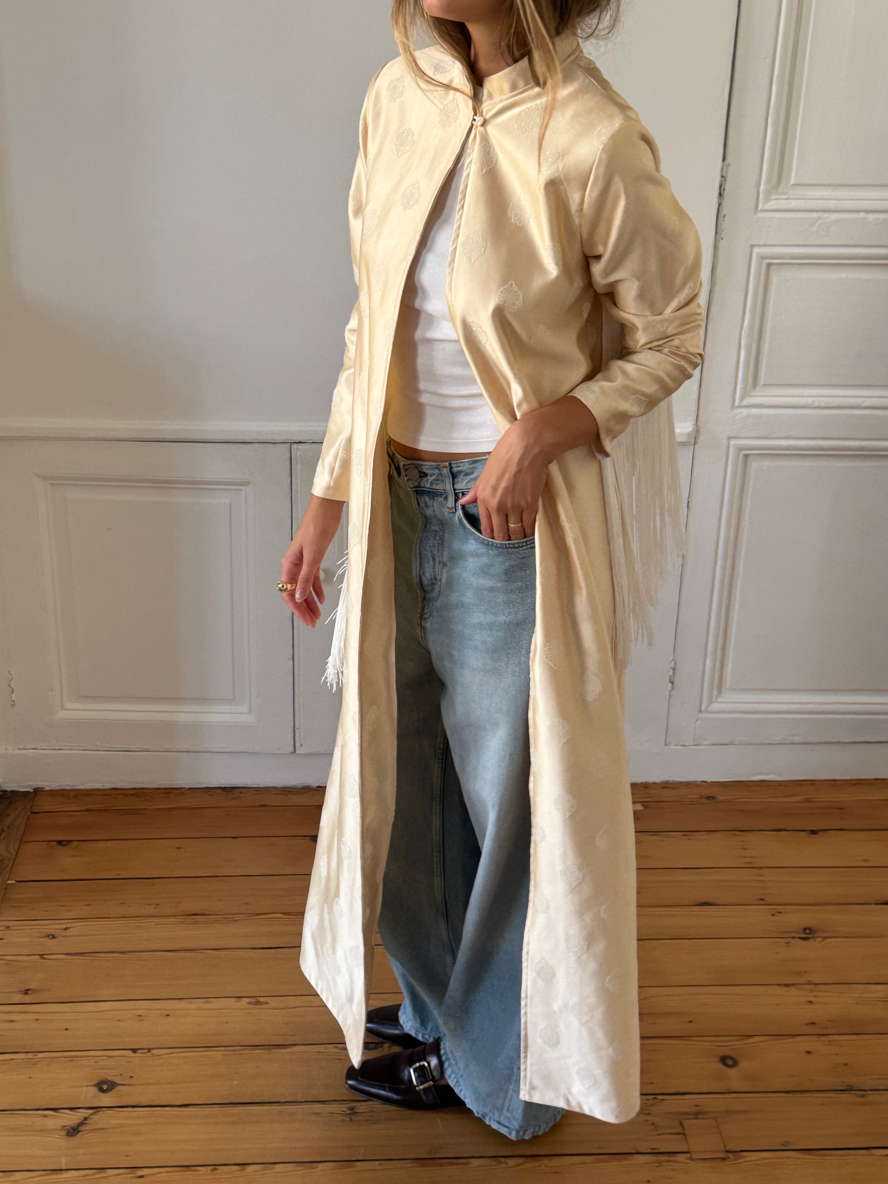 Veste longue upcyclée satinée crème et franges