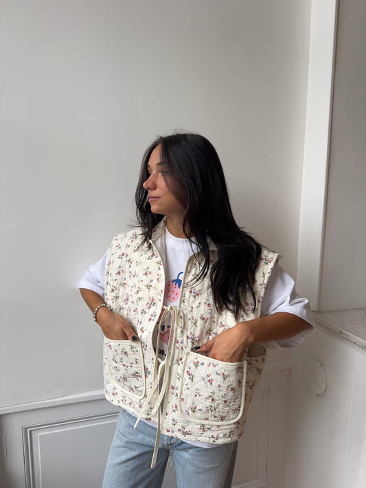 Veste sans manches upcyclée écru à fleurs