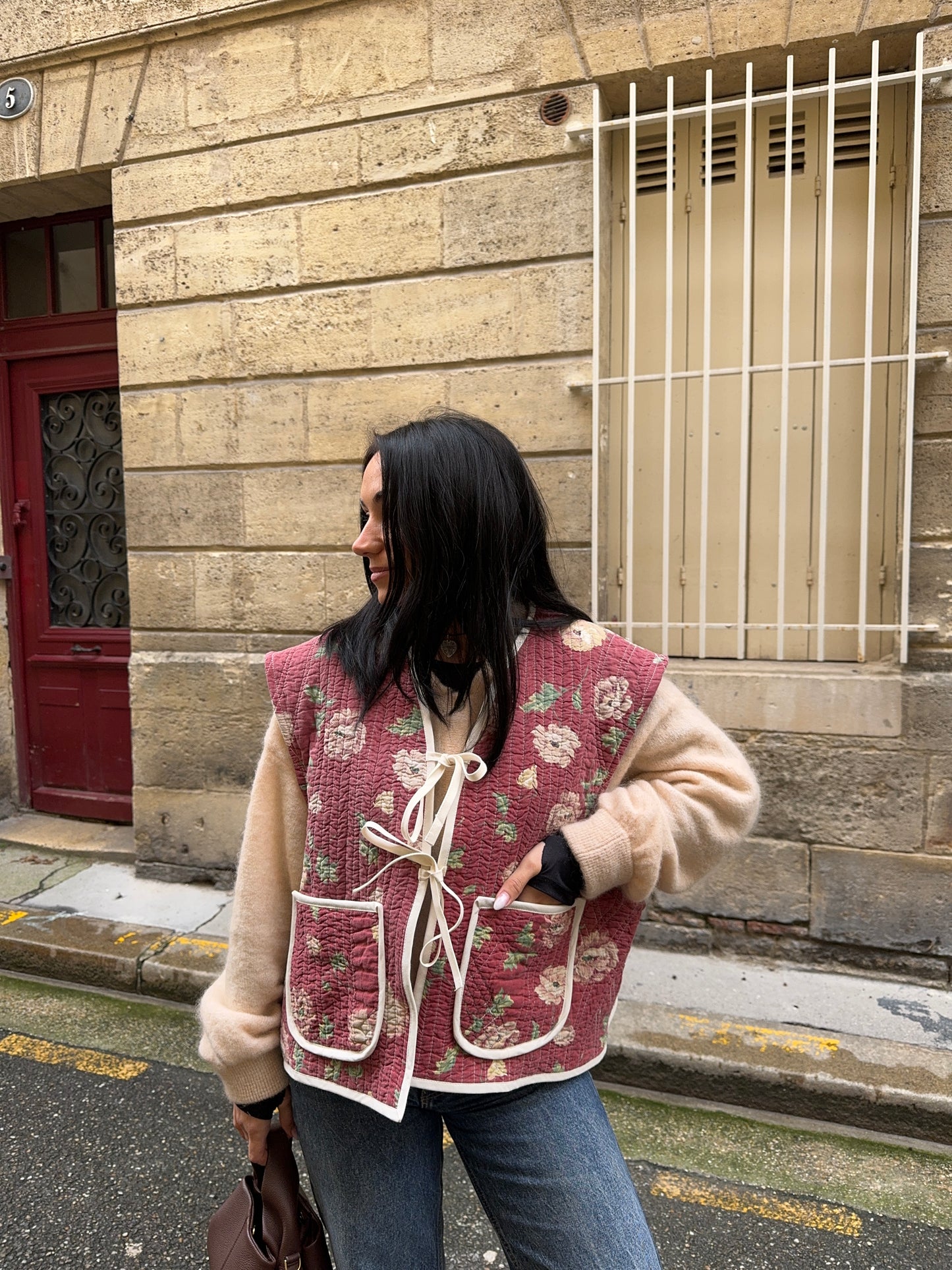 Veste sans manches upcyclée matelassée bordeaux fleurie