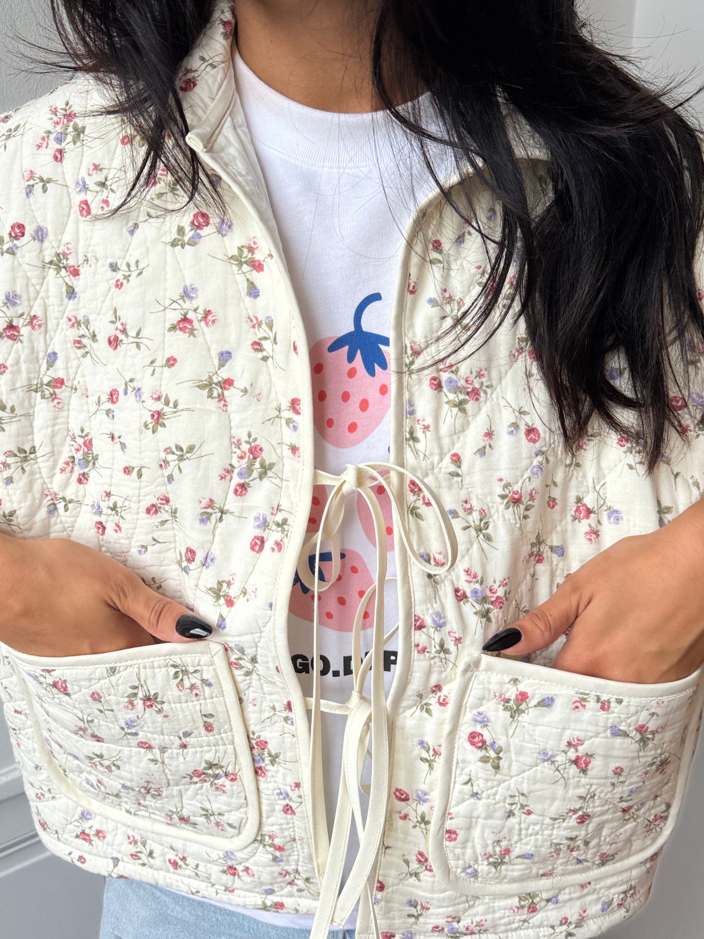 Veste sans manches upcyclée écru à fleurs