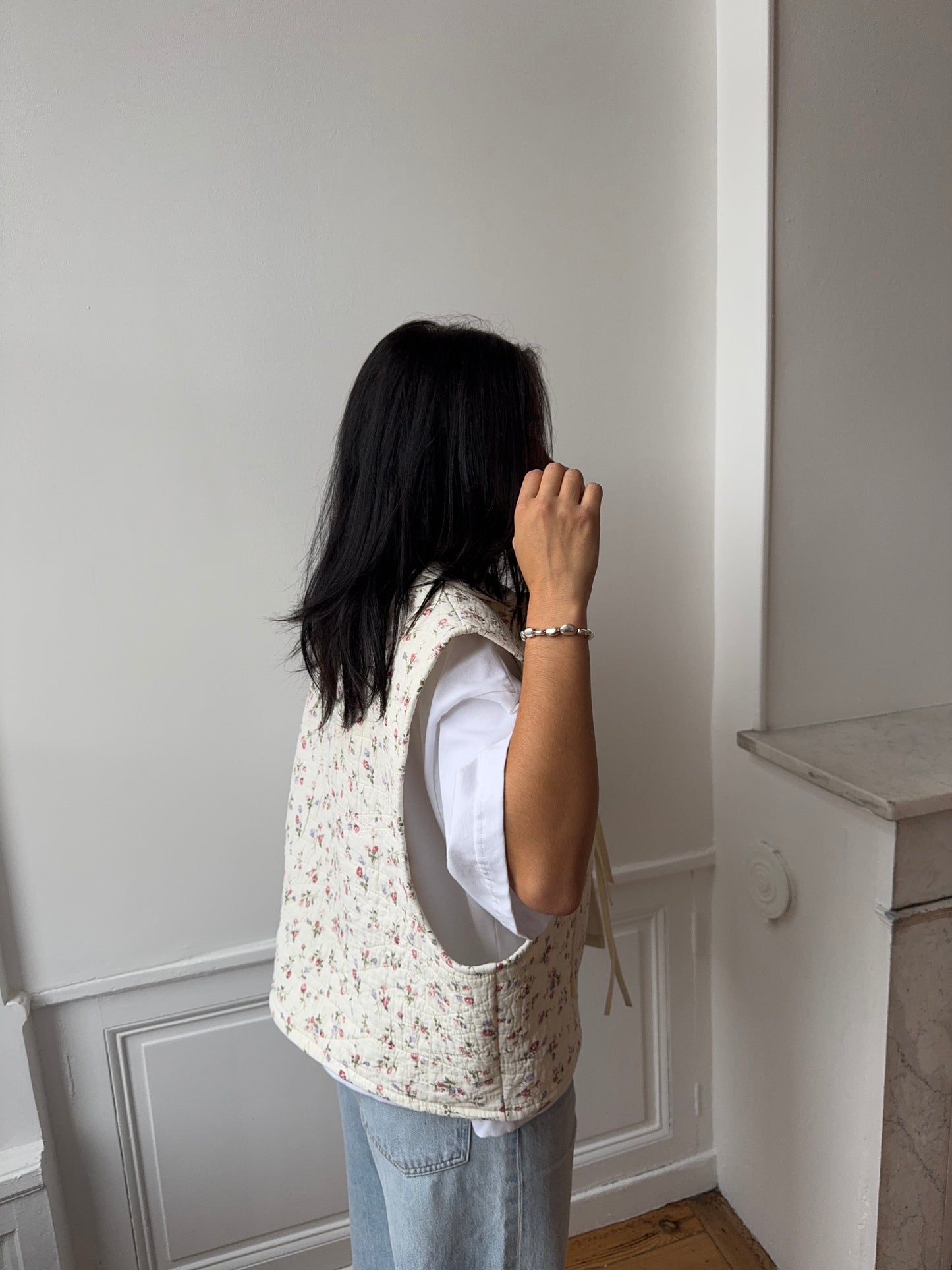 Veste sans manches upcyclée écru à fleurs