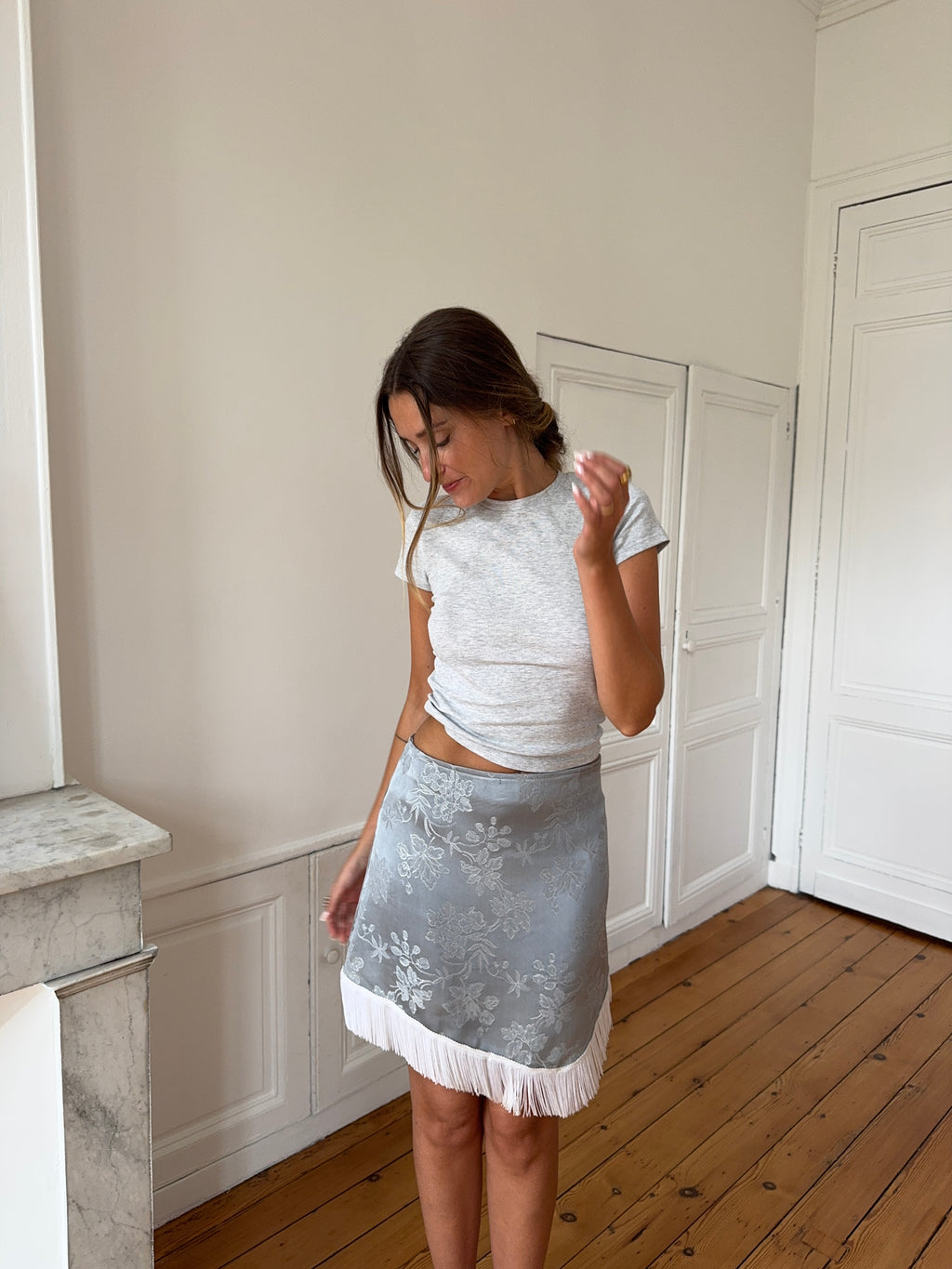 Jupe upcyclée satinée grise et franges
