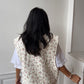 Veste sans manches upcyclée écru à fleurs