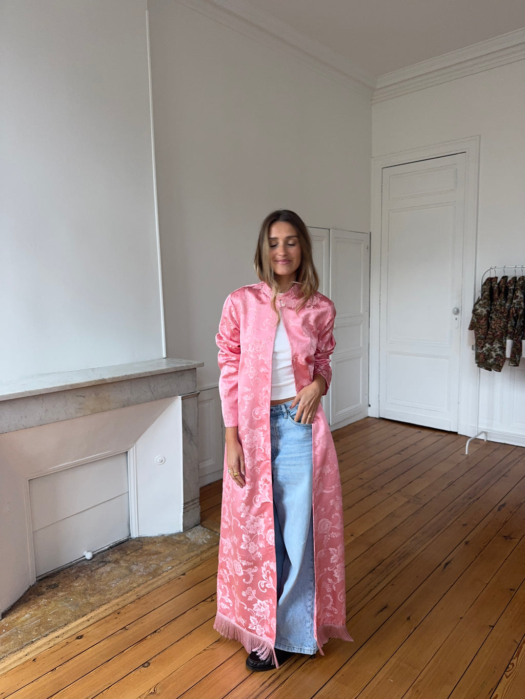 Veste longue upcyclée satinée rose et franges - M/L