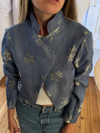 Veste courte upcyclée bleu satiné à motifs vintage