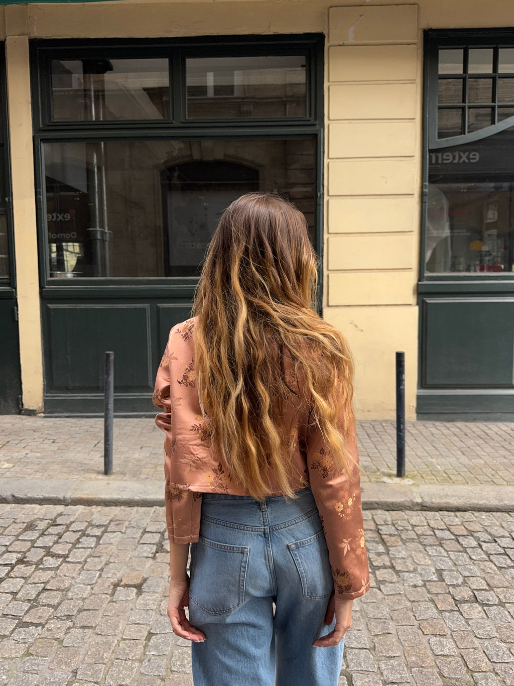 Veste courte upcyclée satinée cuivrée à motifs vintage