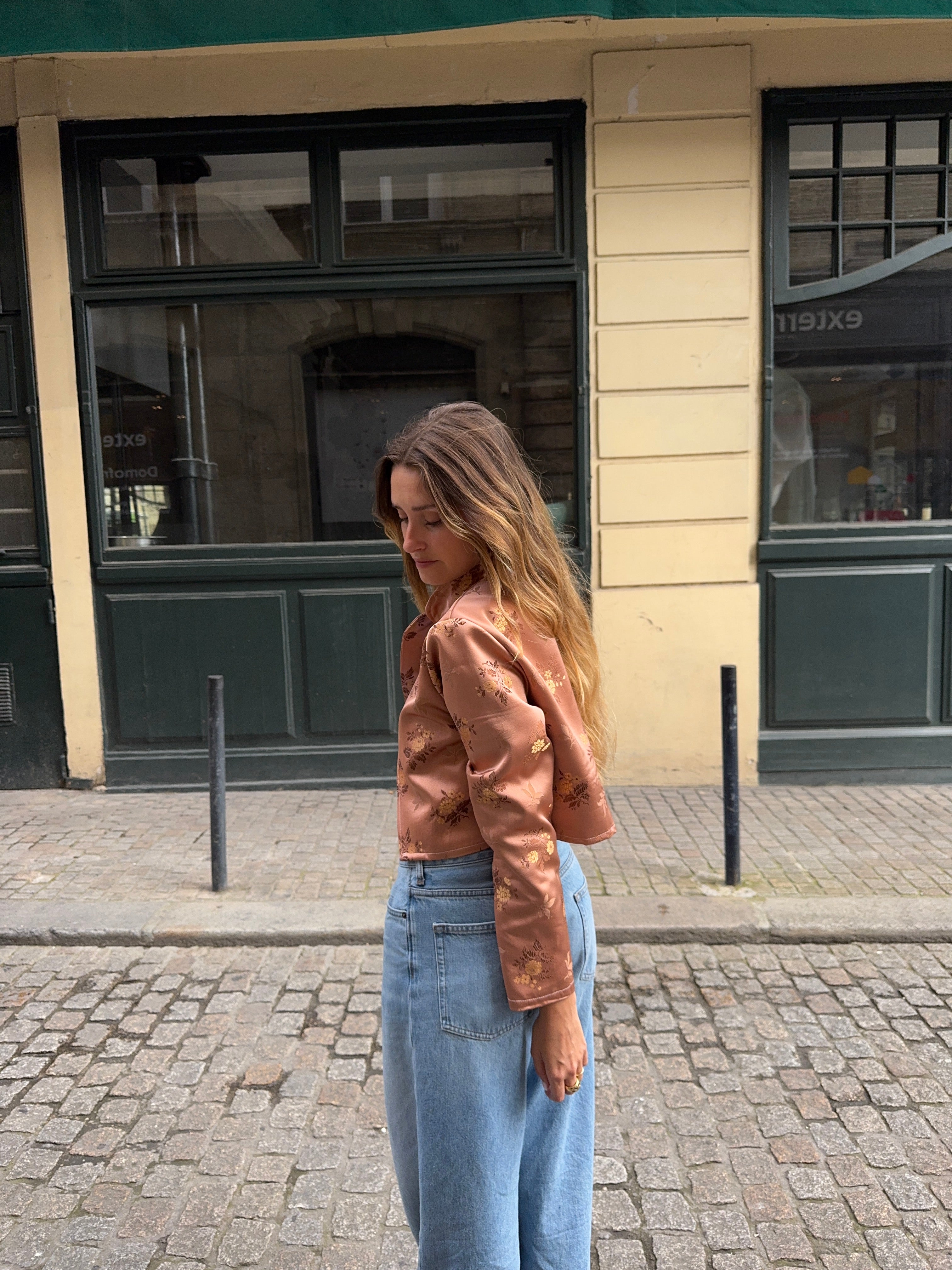 Veste courte upcyclée satinée cuivrée à motifs vintage