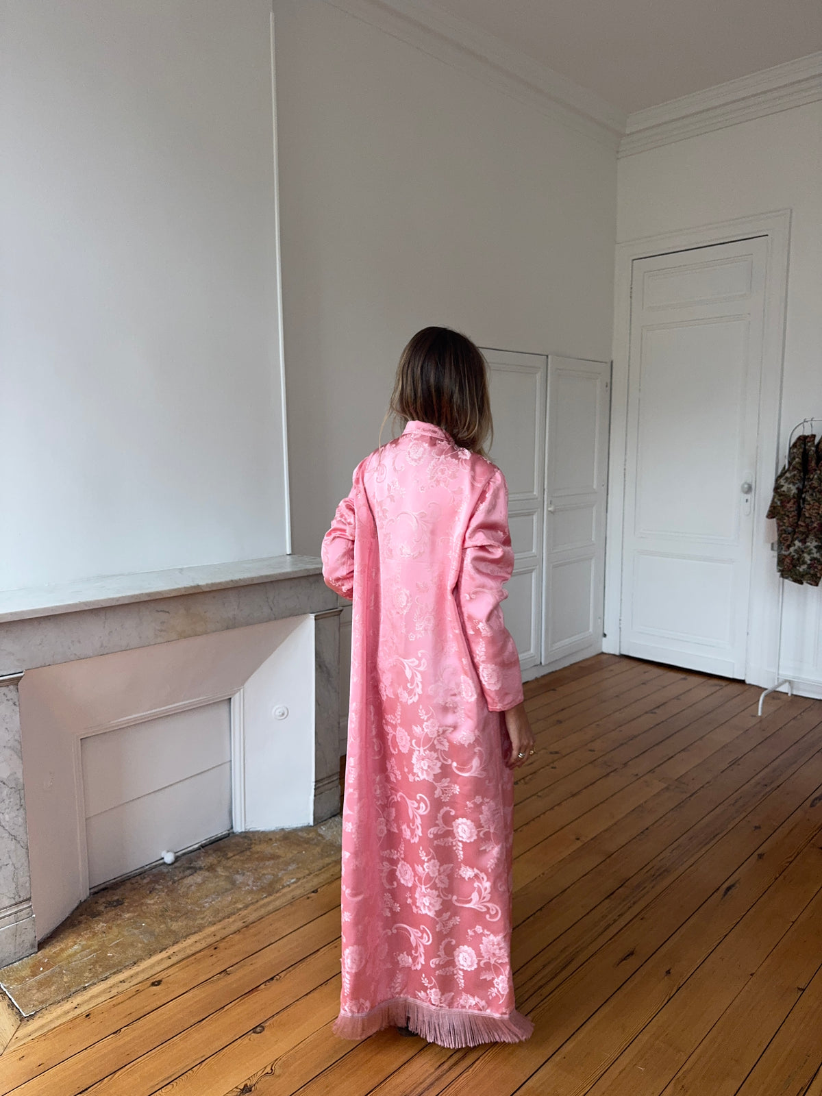 Veste longue upcyclée satinée rose et franges - M/L