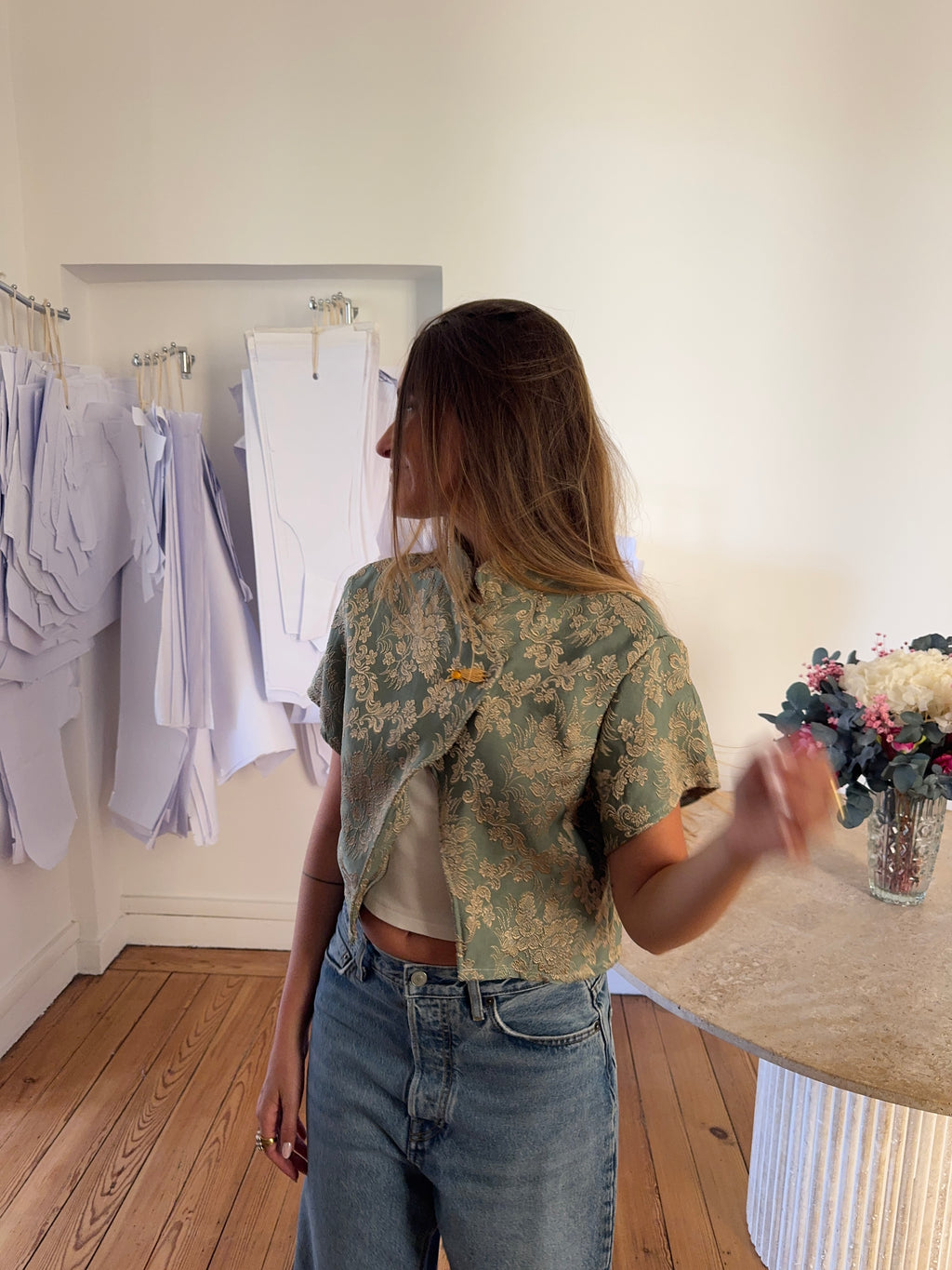Veste courte à manches courtes upcyclée vert d'eau à motifs vintage