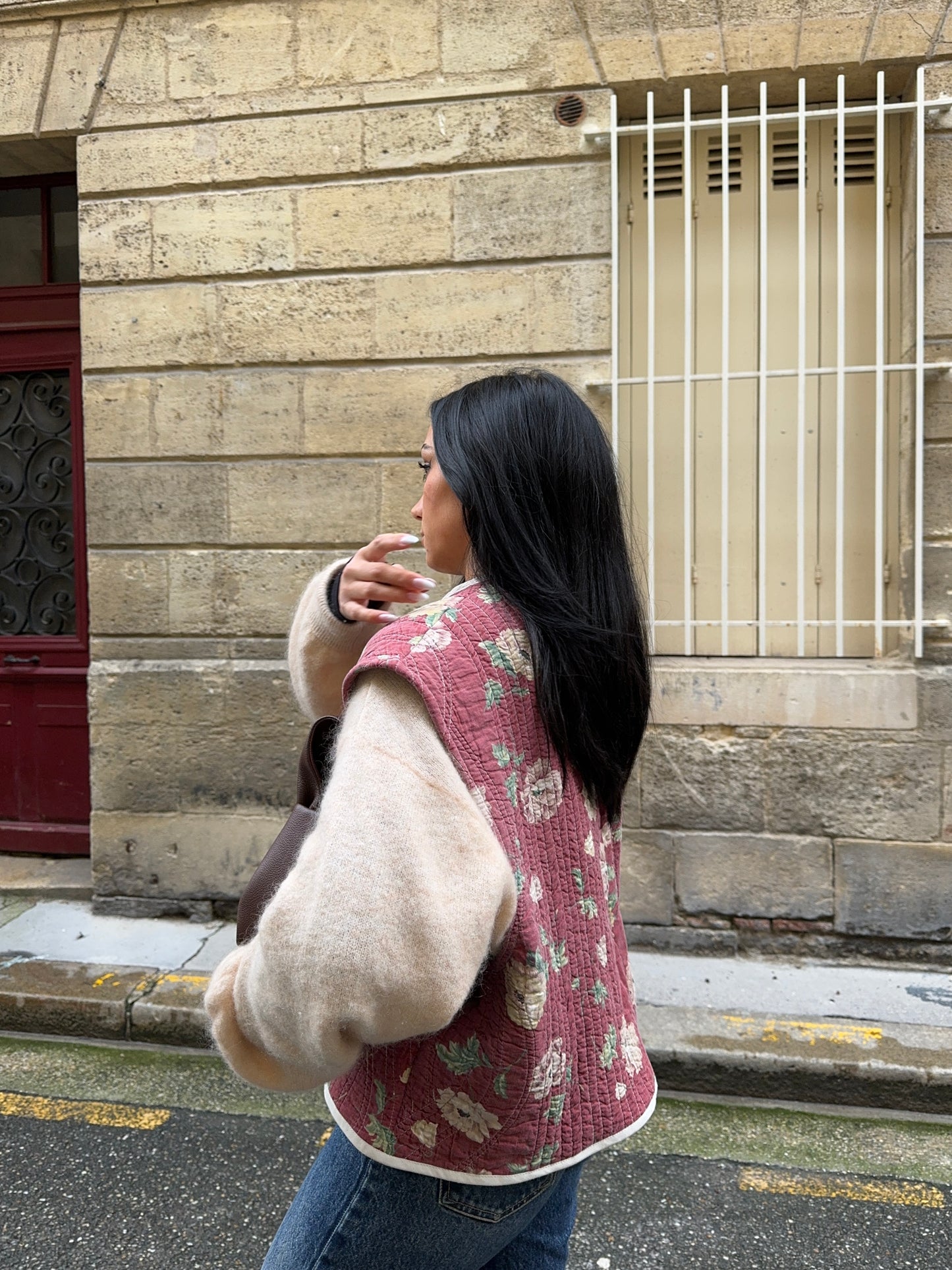 Veste sans manches upcyclée matelassée bordeaux fleurie