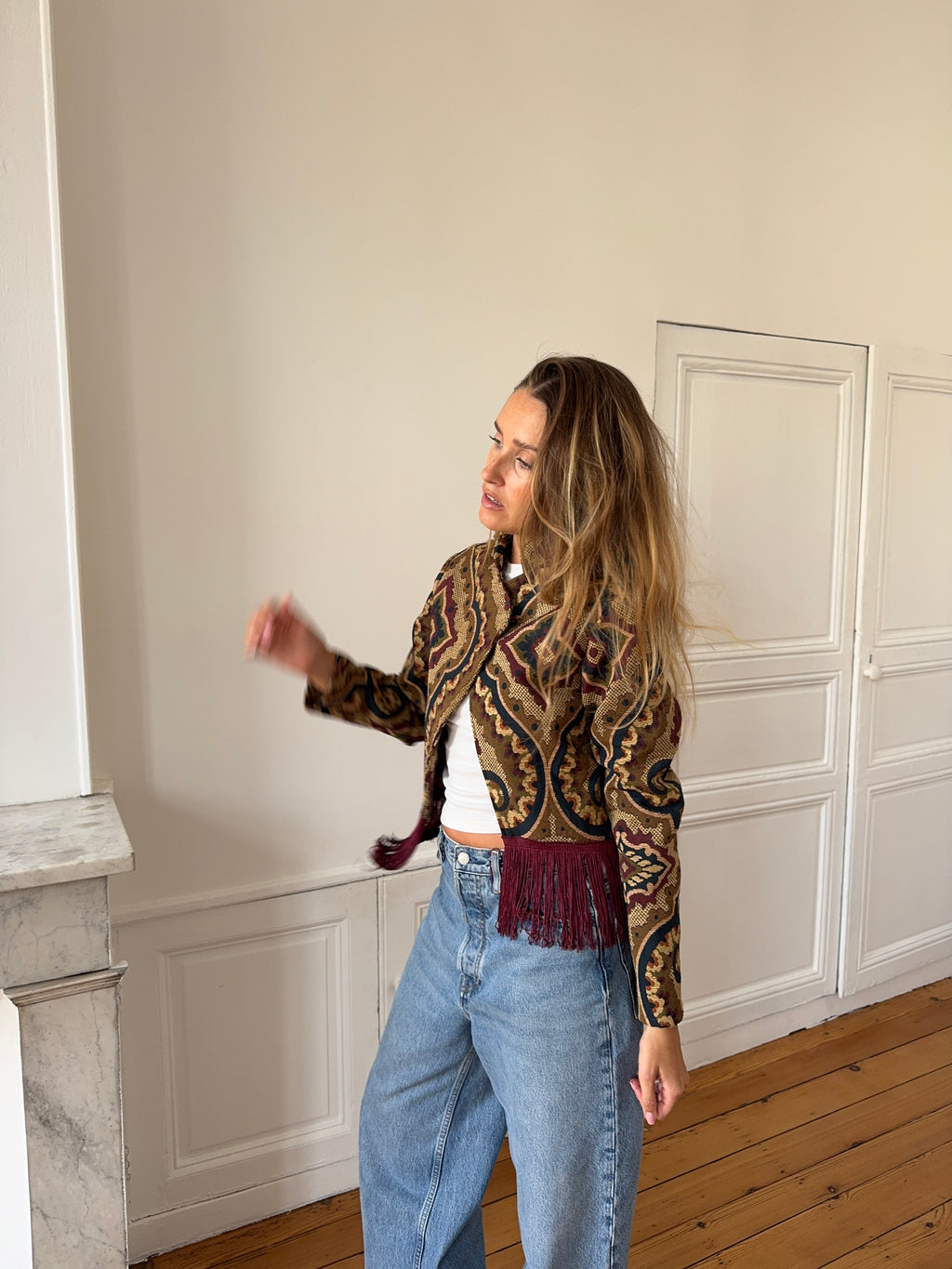 Veste courte upcyclée à motifs et franges