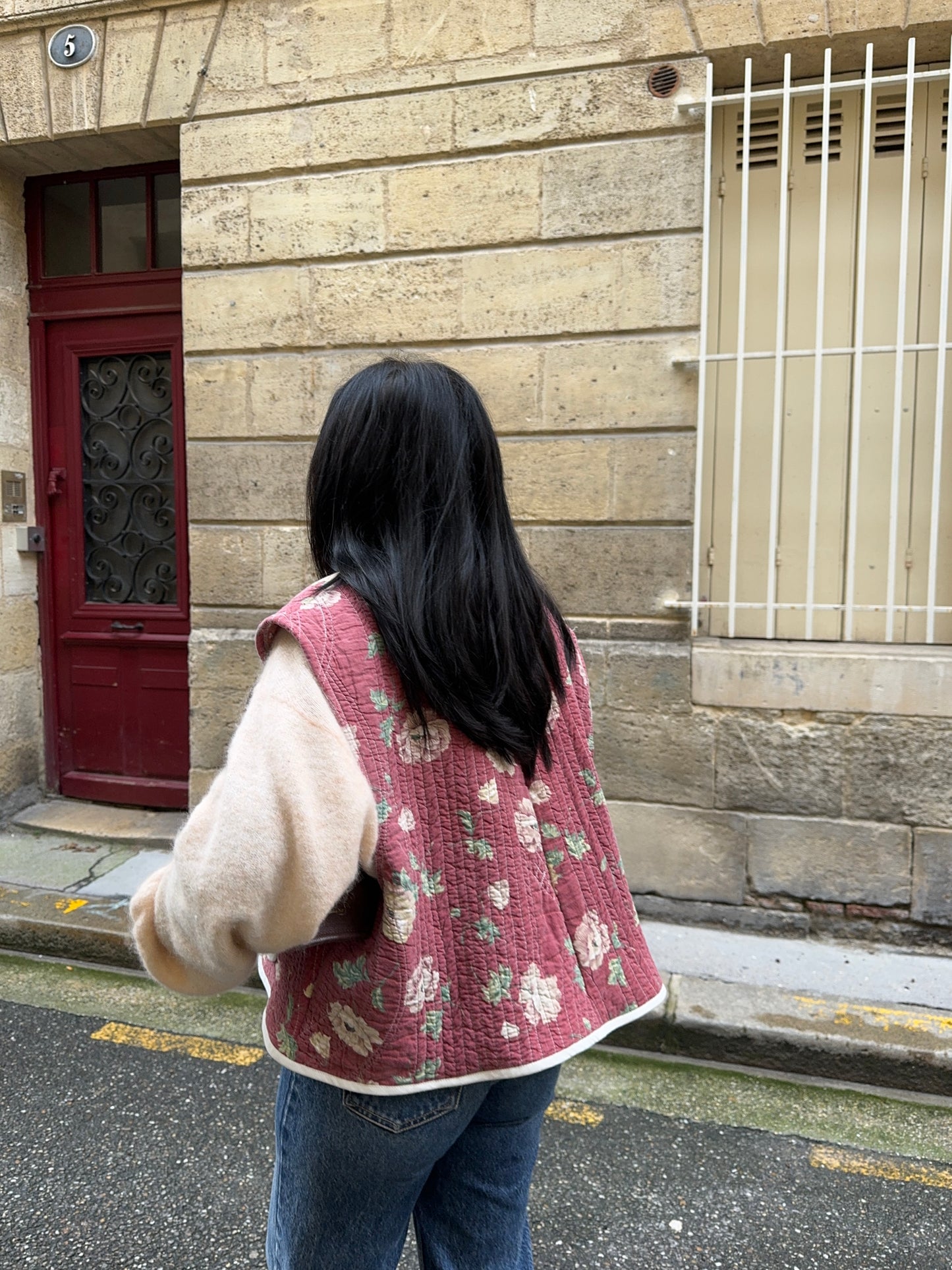 Veste sans manches upcyclée matelassée bordeaux fleurie