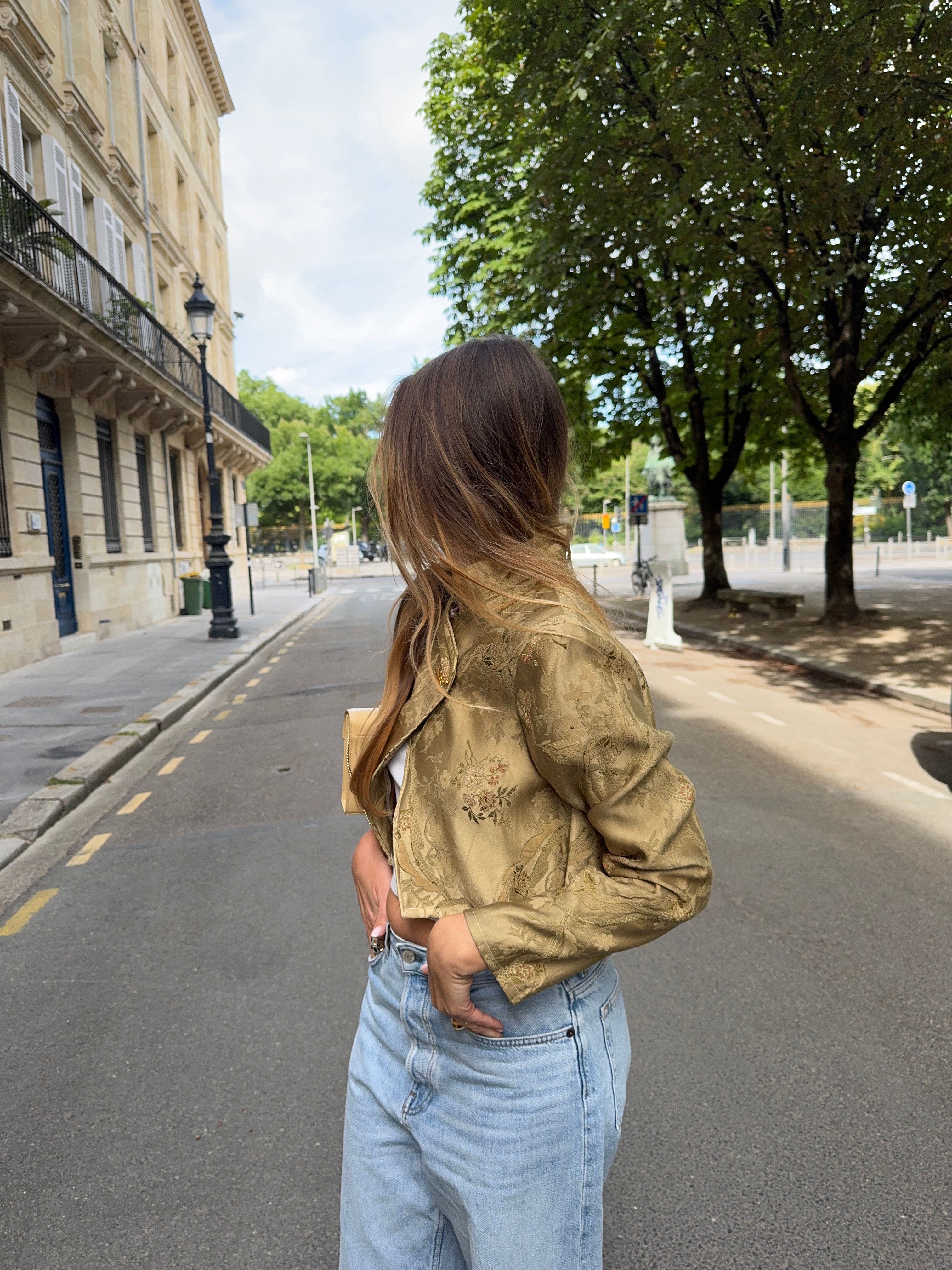 Veste courte upcyclée satinée dorée à motifs vintage