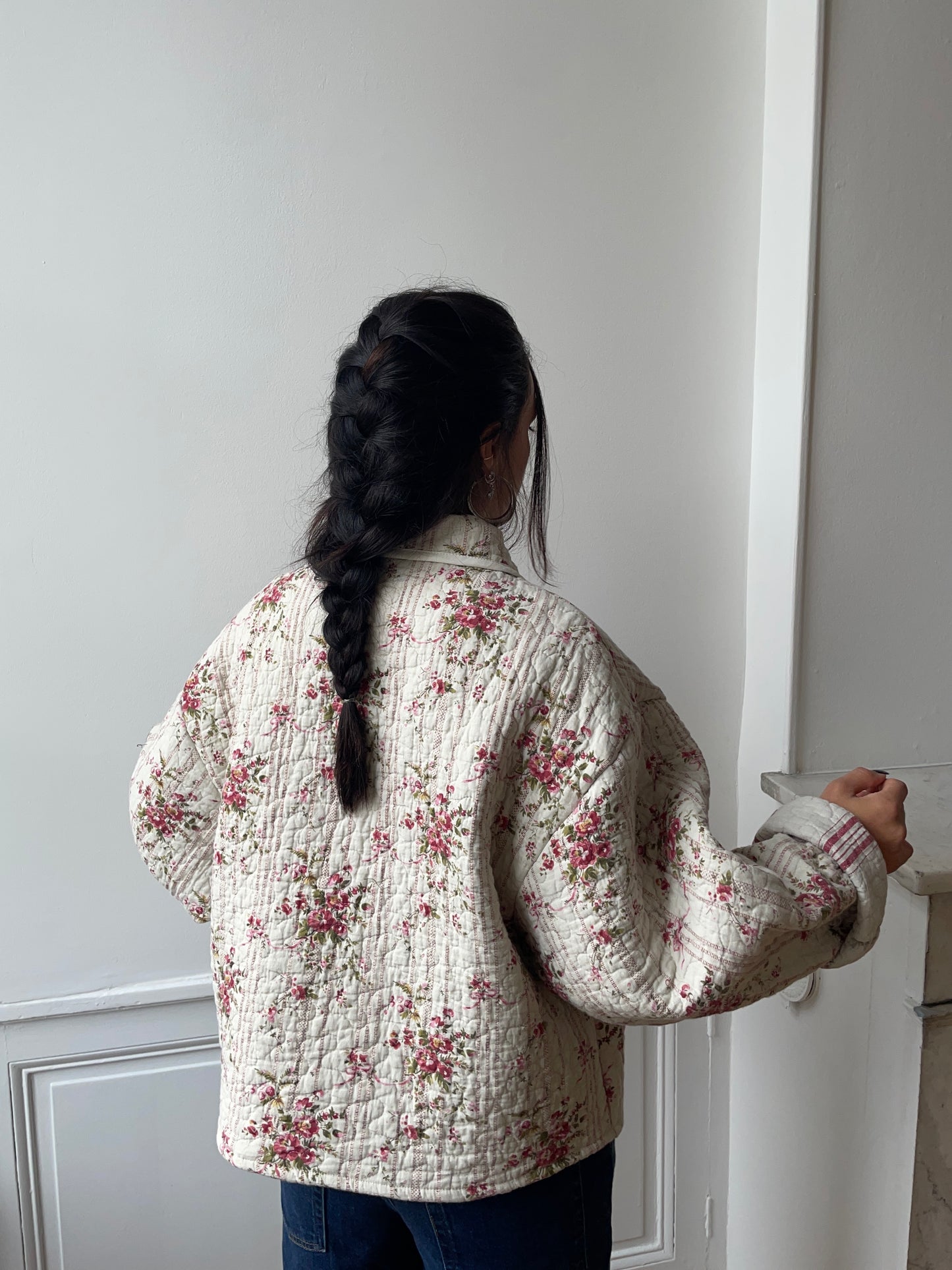 Veste upcyclée matelassée crème à fleurs
