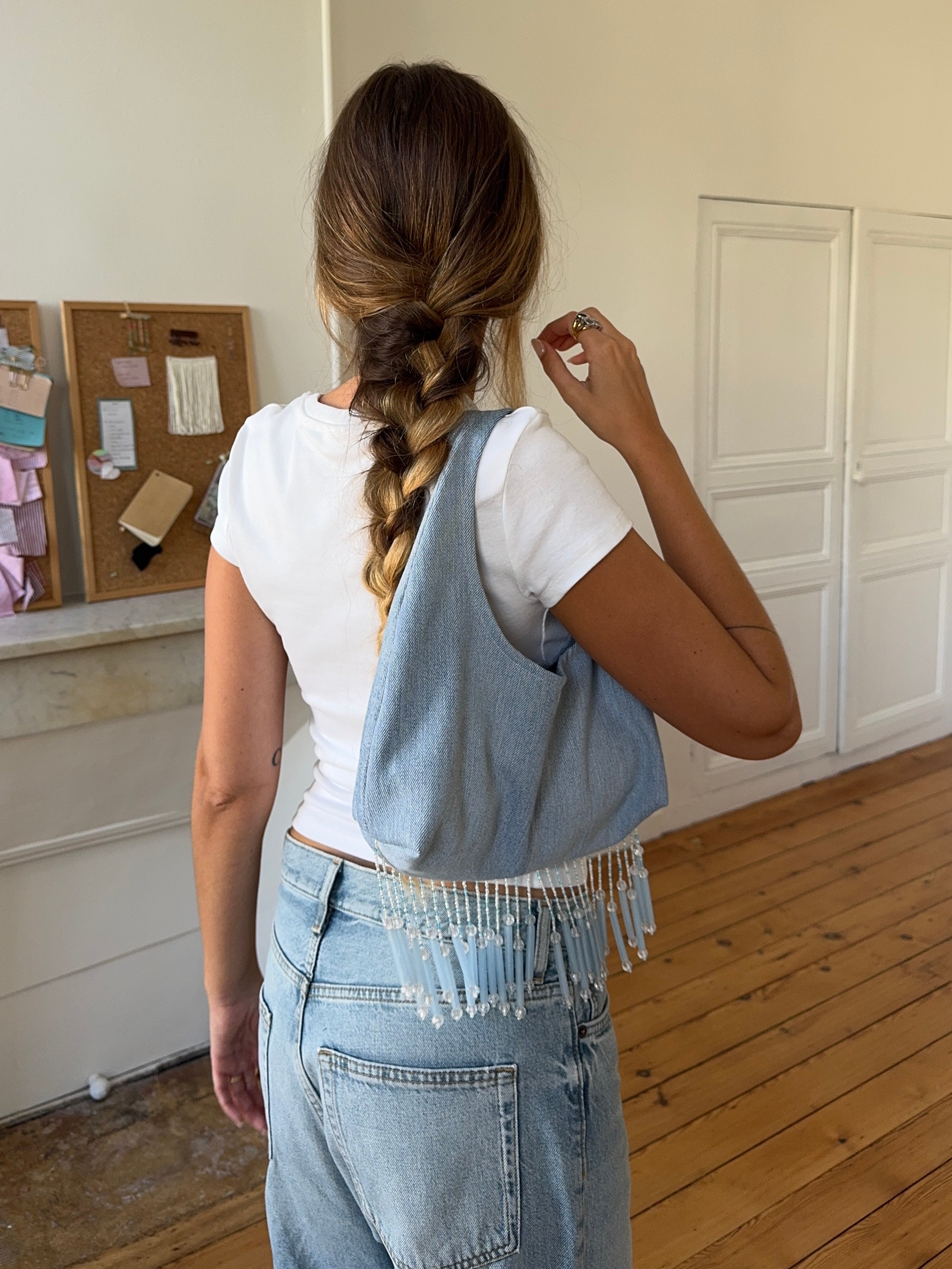 Sac upcyclé denim clair et perles