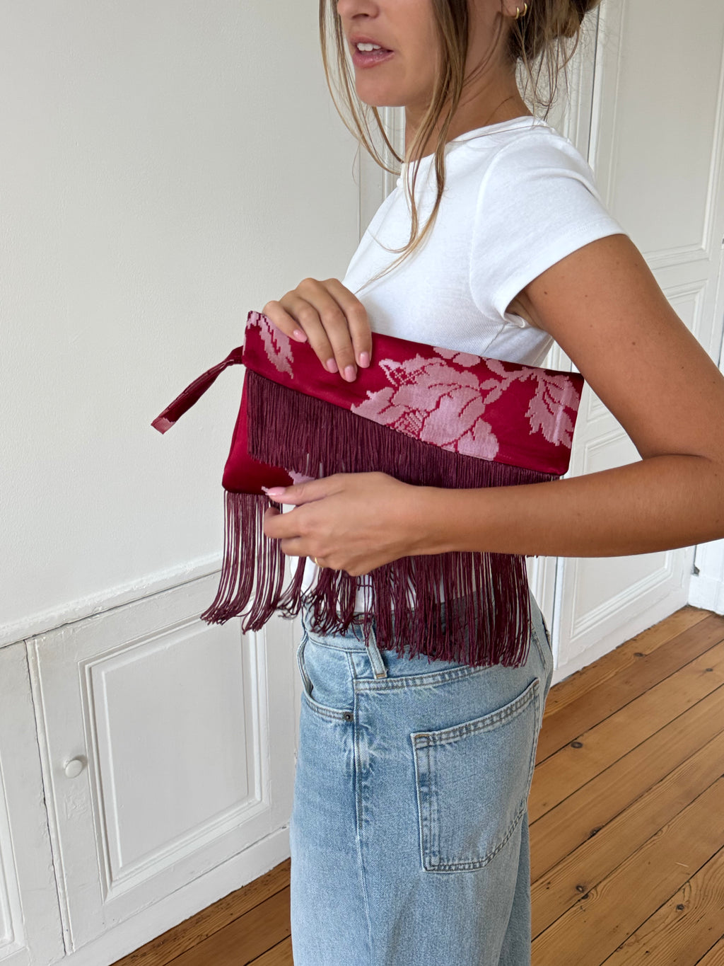 Pochette upcyclée satinée rouge et franges