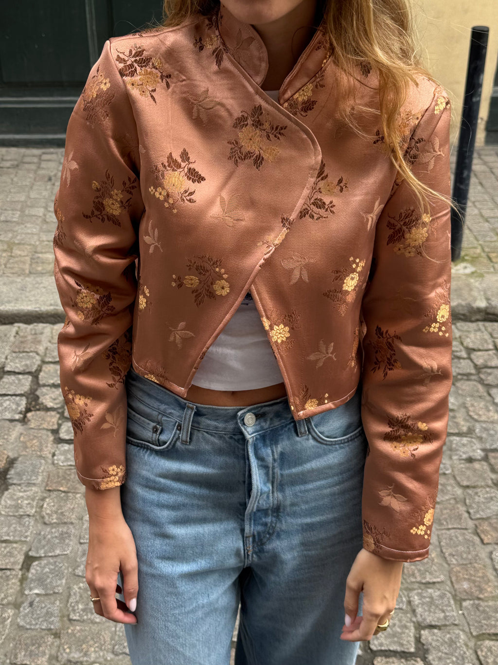 Veste courte upcyclée satinée cuivrée à motifs vintage