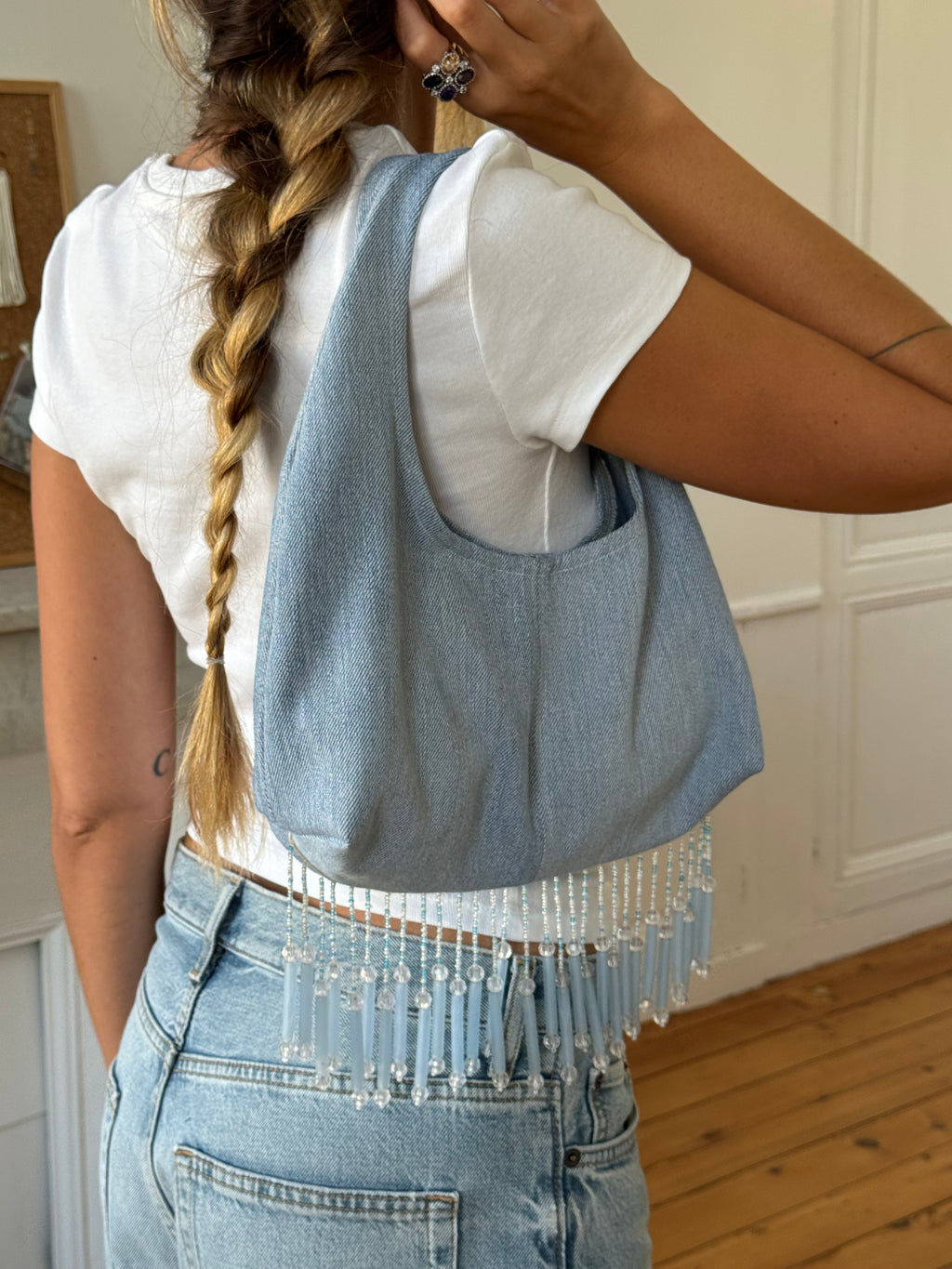 Sac upcyclé denim clair et perles