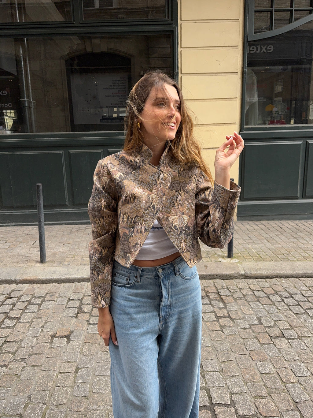 Veste courte upcyclée à motifs vintage
