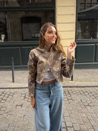 Veste courte upcyclée à motifs vintage