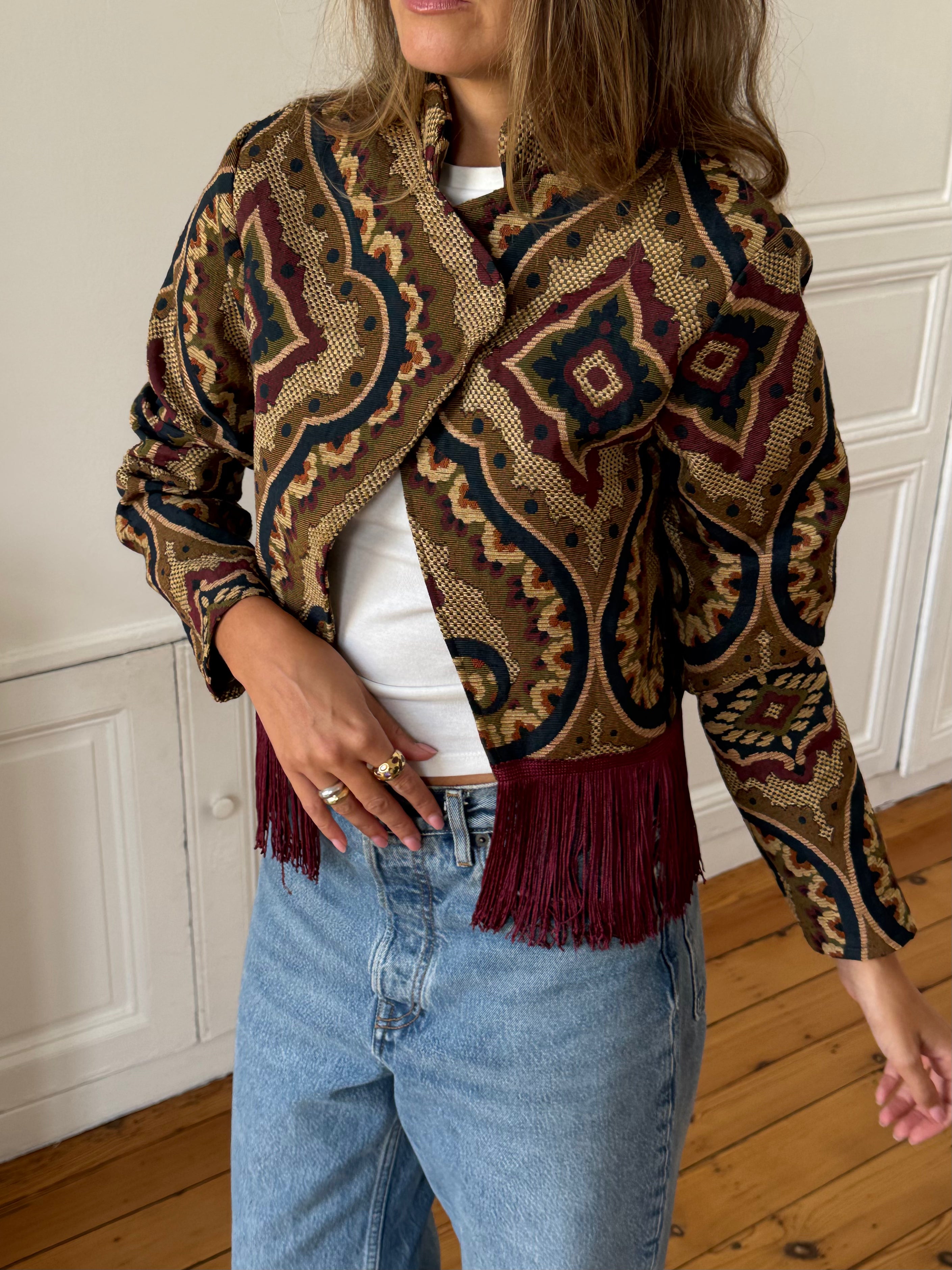 Veste courte upcyclée à motifs et franges