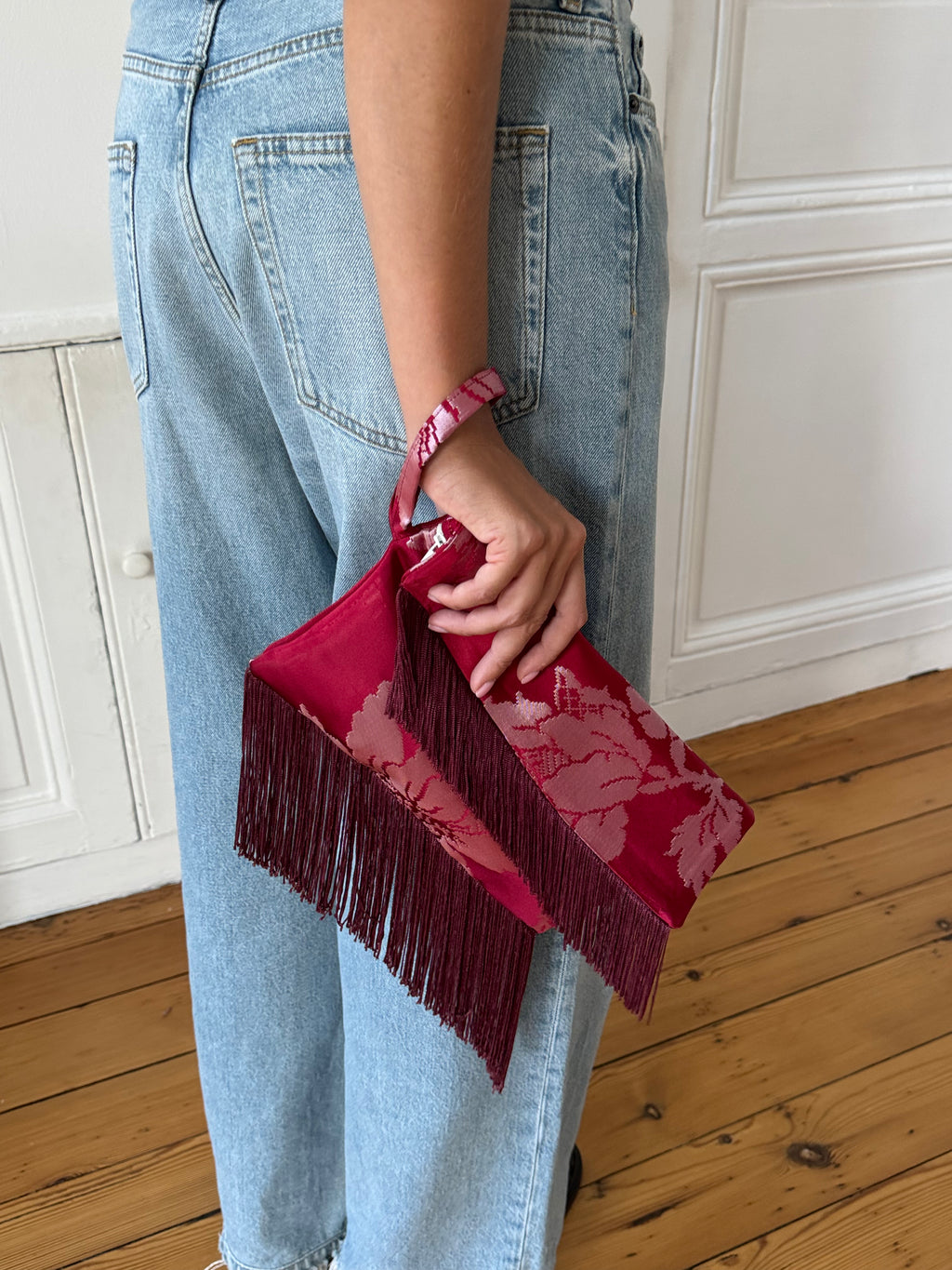 Pochette upcyclée satinée rouge et franges