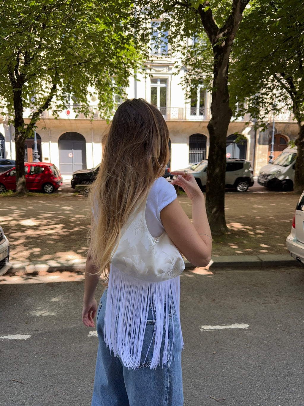 Sac upcyclé satiné écru à motifs et franges vintage - petit