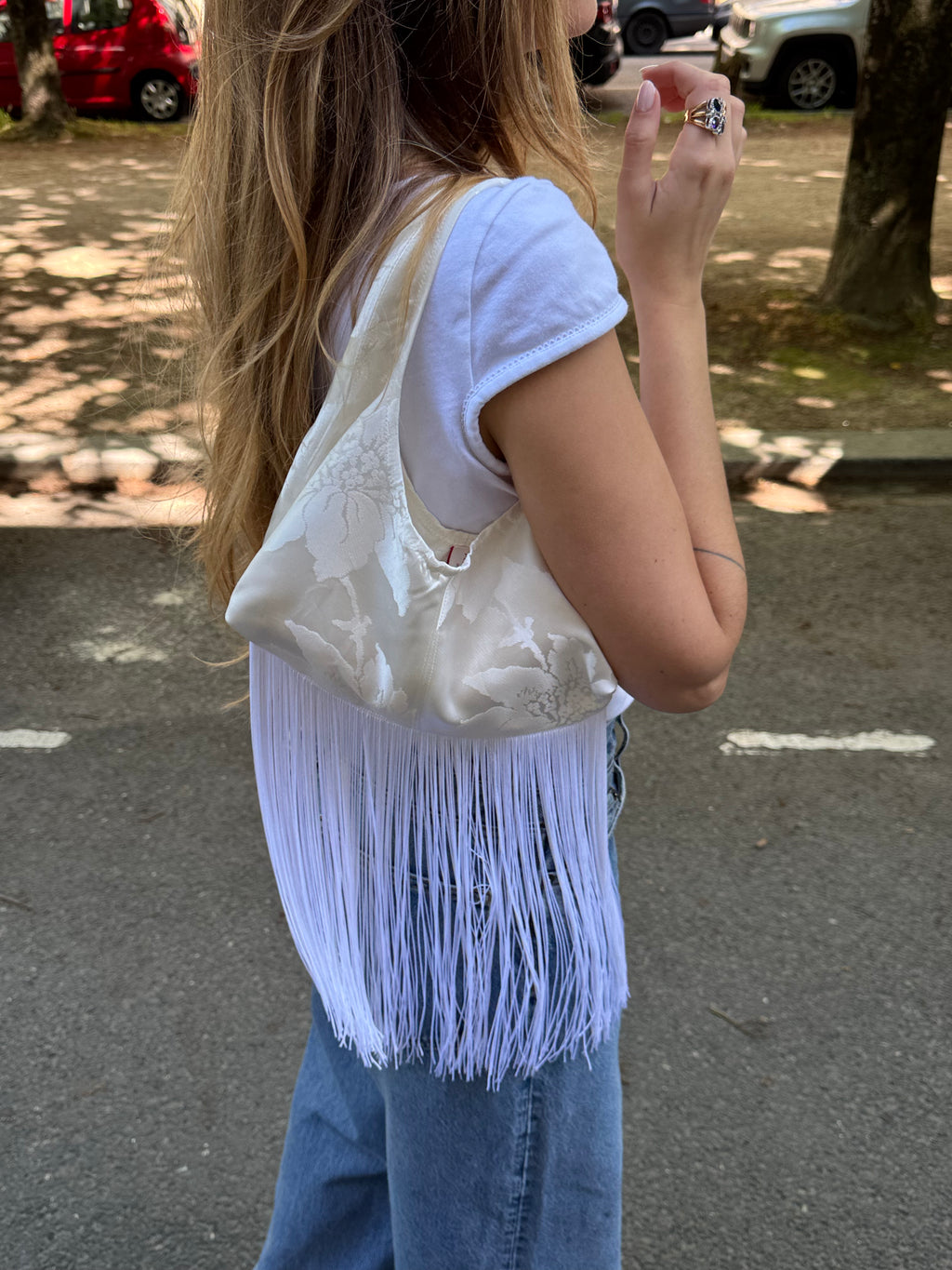 Sac upcyclé satiné écru à motifs et franges vintage - petit