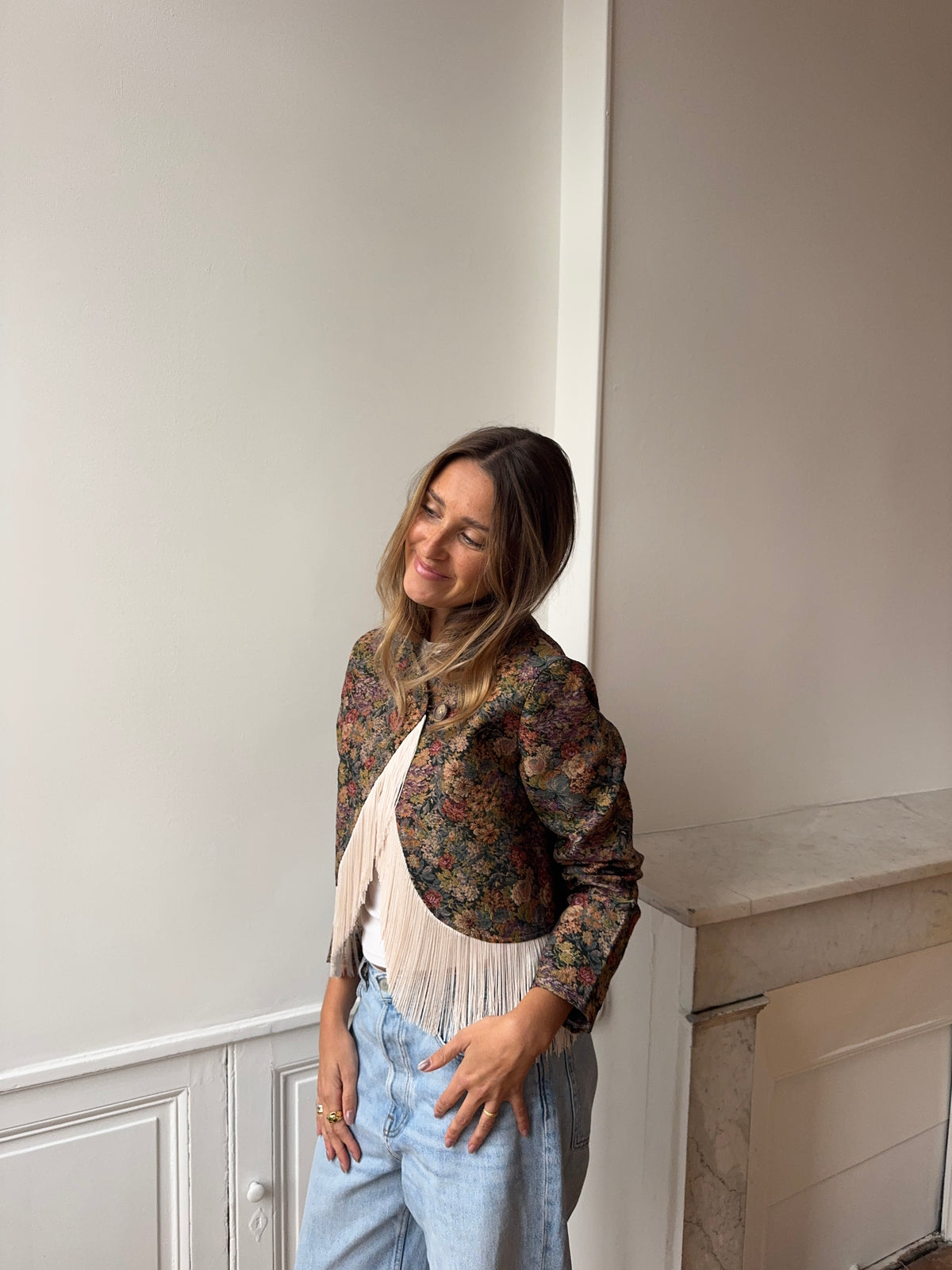 Veste courte upcyclée à fleurs et franges