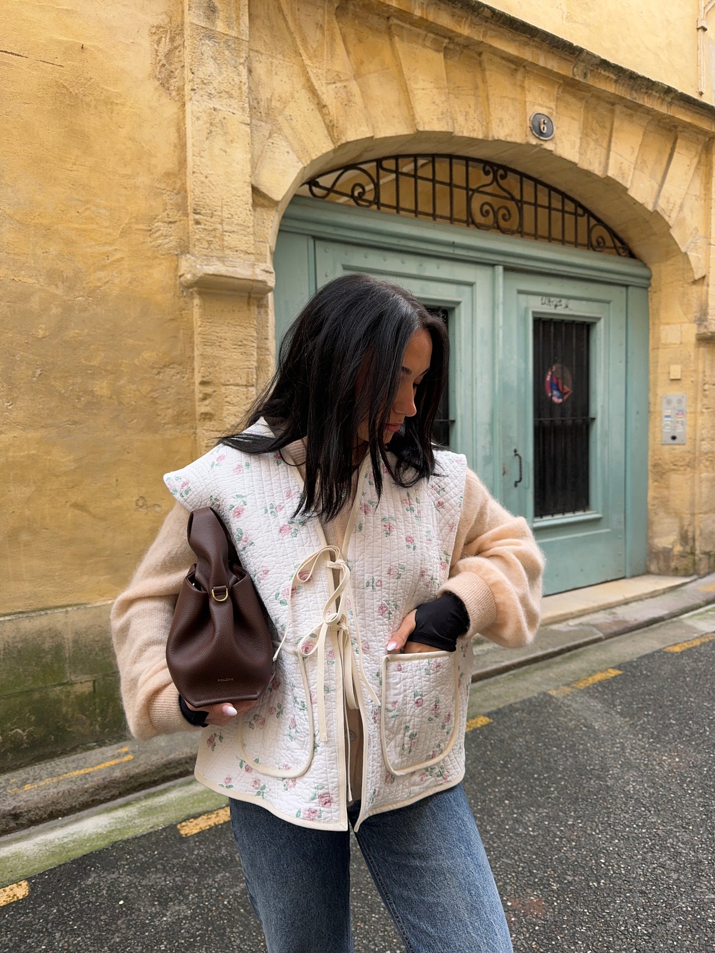 Veste sans manches upcyclée matelassée blanche à fleurs