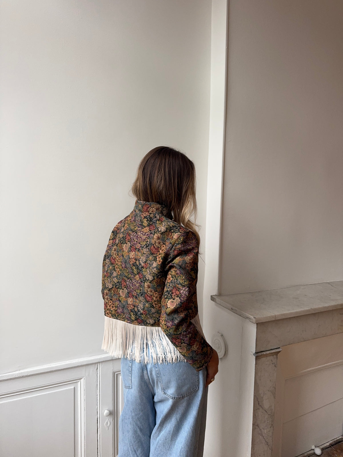 Veste courte upcyclée à fleurs et franges